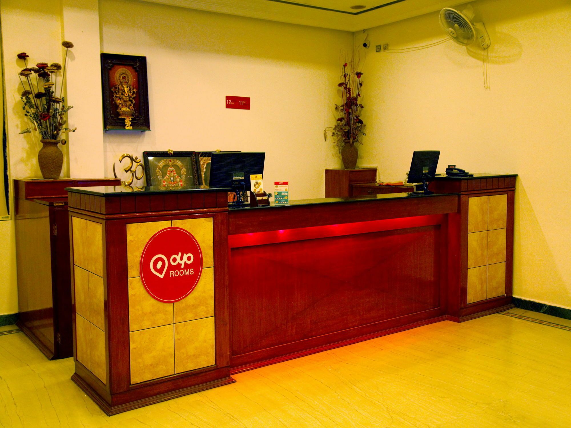 Oyo 1081 Hotel Sindhu International Tirupati Exterior foto